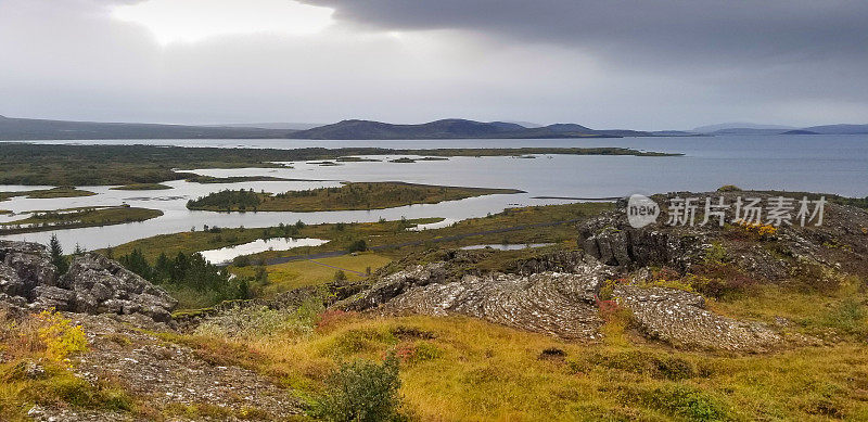 Þingvellir (Thingvellir)，冰岛:全景大裂谷和湖泊的秋天